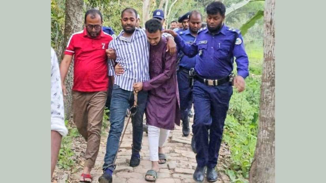 প্যারোলে মুক্তি পেয়ে বাবার জানাজায় অংশ নিলেন ছাত্রলীগ নেতা