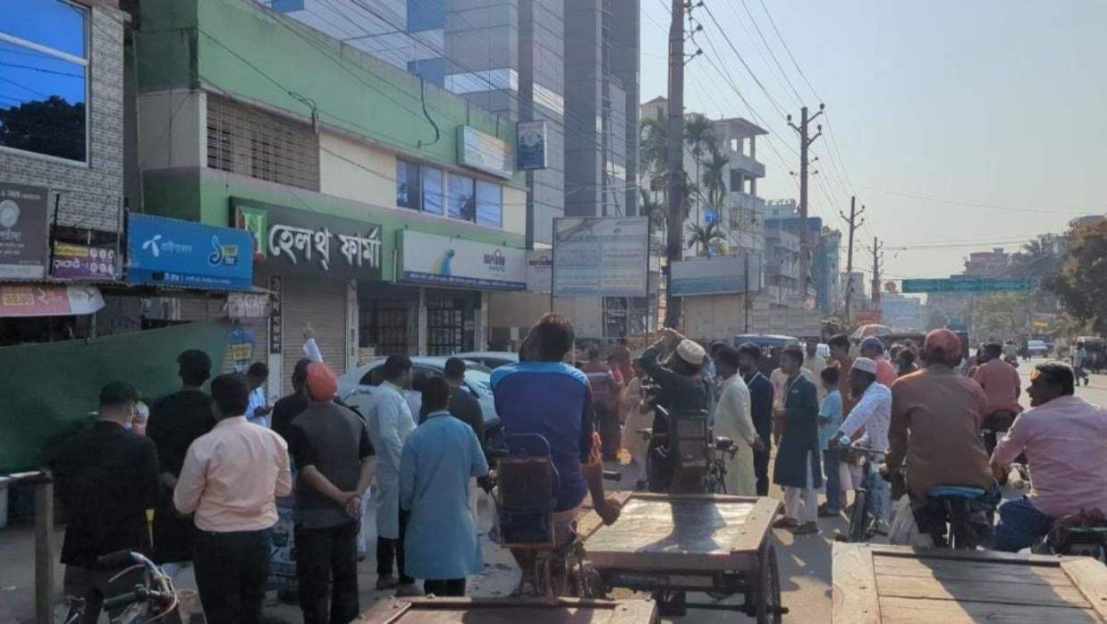 সাতক্ষীরায় আতঙ্ক—কেউ মসজিদ ছেড়ে খোলা জায়গায়, কেউ ভবন থেকে রাস্তায়