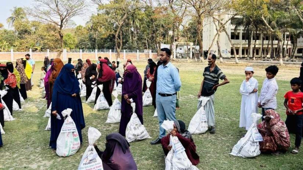 ইফতার সামগ্রী বিতরণ