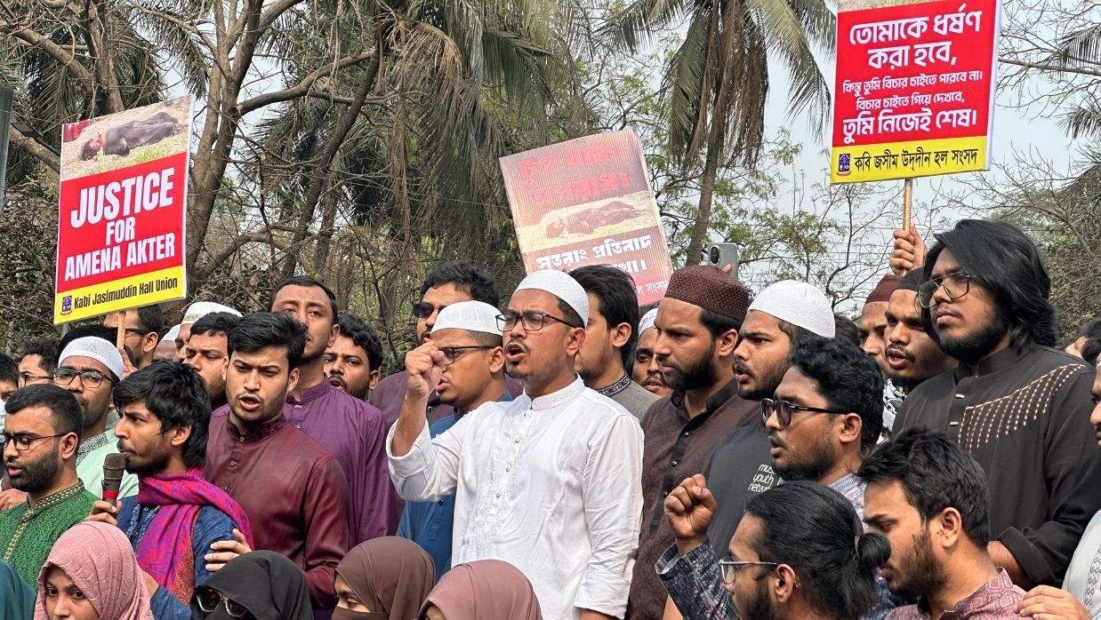 ঢাবির রাজু ভাস্কর্যে বক্তব্য দিচ্ছেন সাদিক কায়েম