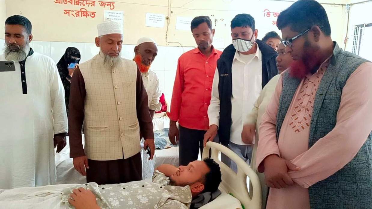 আসামিকে না পেয়ে আসামির ছোটভাই ও তার স্ত্রীকে পুলিশের মারধর