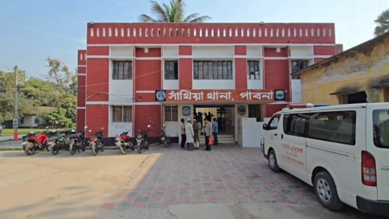 ইজিবাইকের চাকা খুলে চালকের মৃত্যু