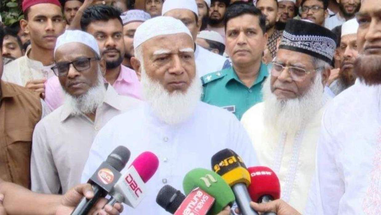 সাংবাদিকদের সঙ্গে কথা বলরেছন ডা. শফিকুর রহমান