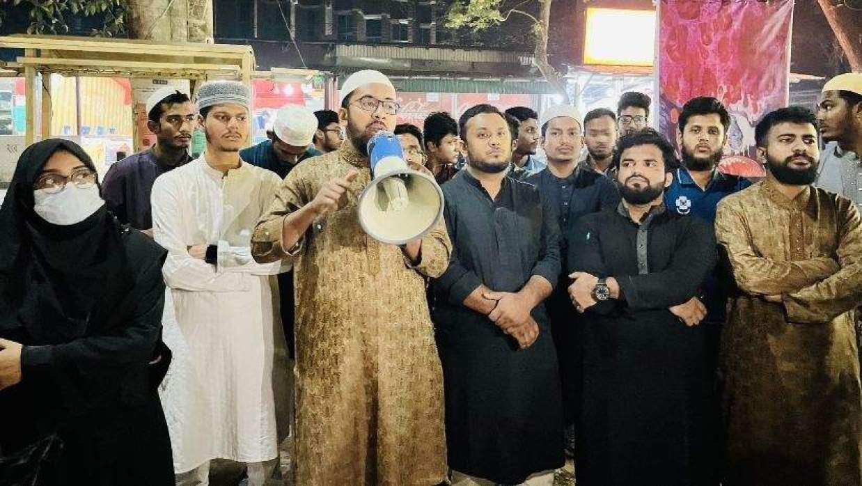 দেশব্যাপী ধর্ষণ ও অরাজকতার প্রতিবাদে জাকসুর বিক্ষোভ