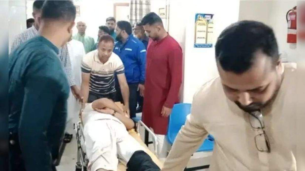 গুলিবিদ্ধ এসআই মামুনকে রাজশাহী মেডিকেল কলেজ হাসপাতালে নেওয়া হয়েছে