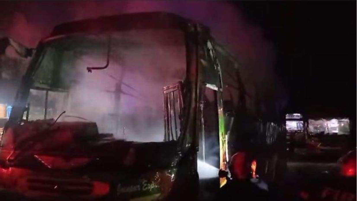 চাঁদপুরে পার্কিং করা বাসে আগুন