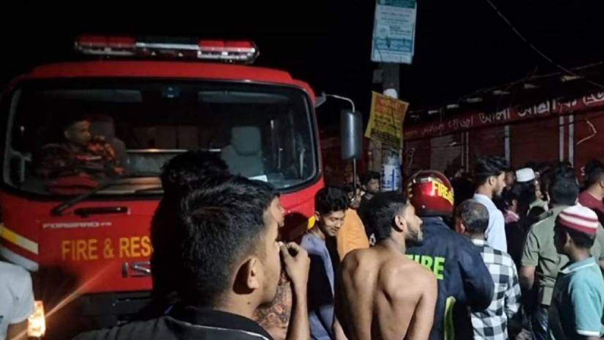 ঘটনাস্থলে ফায়ার সার্ভিসের সদস্যরা ও স্থানীয় লোকজন