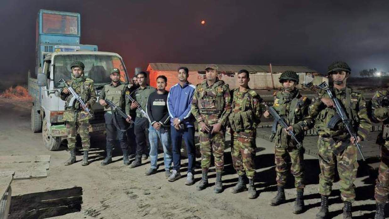 সাতকানিয়ায় কৃষিজমির মাটি কেটে ইটভাটায় সরবরাহ, এক্সকাভেটর-ডাম্প ট্রাক জব্দ