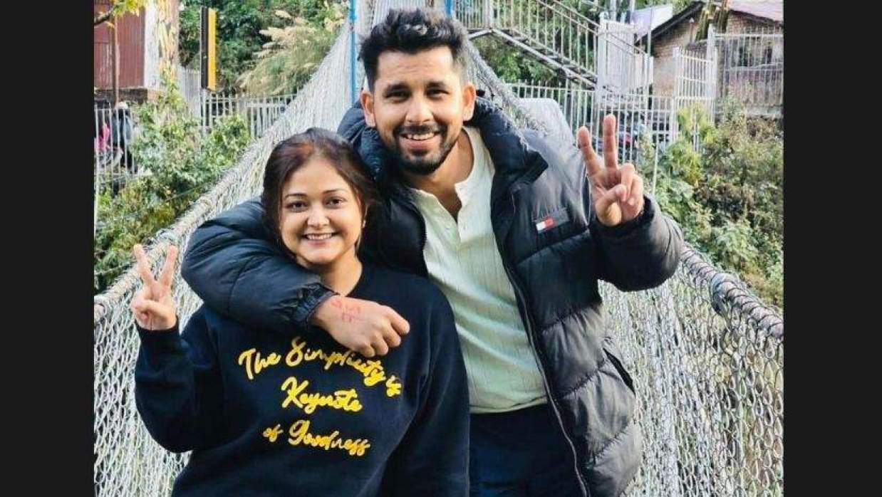 অভিনেতা জাহের আলভীর সঙ্গে তার স্ত্রী ইভনাথ খান ইকরা