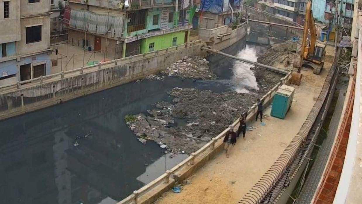 কোটি টাকা চাঁদা না পেয়ে পুলিশ পাহারায় থাকা সাবেক এমপির বাসায় মুহুর্মুহু গুলি