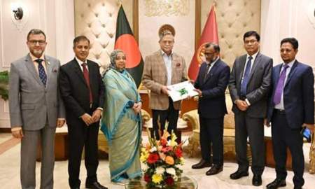 রাষ্ট্রপতির কাছে বাংলাদেশ জুডিসিয়াল সার্ভিস পে কমিশন চেয়ারম্যানের প্রতিবেদন পেশ