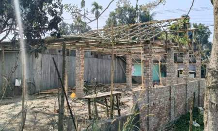 প্রশাসনের নিষেধাজ্ঞা অমান্য করে খাসজমিতে আড়ত, দেখেও দেখছে না কর্তৃপক্ষ