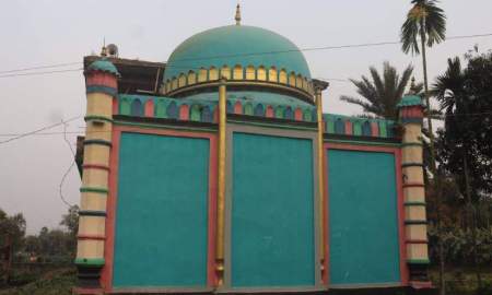 ফুলবাড়ীয়ায় ২৫৭ বছরের প্রাচীন মুঘল মসজিদ কালের সাক্ষী হয়ে দাঁড়িয়ে এখনো
