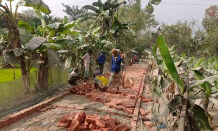 মিঠাপুকুরে এইচবিবি সড়ক নির্মাণে ব্যাপক অনিয়মের অভিযোগ