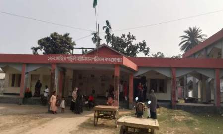 ফ্যামিলি কার্ডের আবেদনের খবর শুনে ইউনিয়ন পরিষদে ভিড়, টাকা দিয়ে আবেদন