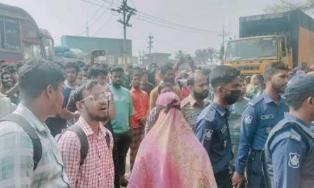 বকেয়া বেতনের দাবি‌তে শ্রমিকদের ঢাকা-সিলেট মহাসড়ক অবরোধ‌