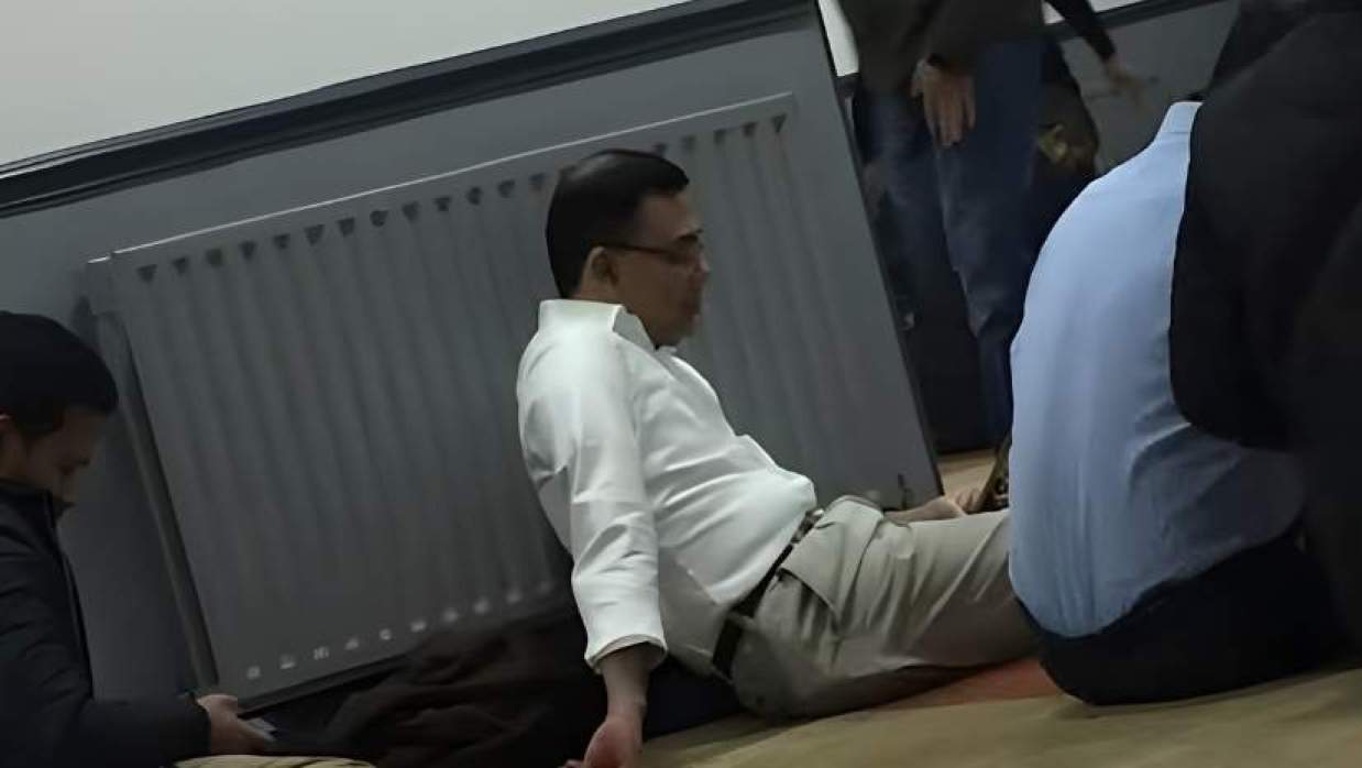  প্রধানমন্ত্রী তারেক রহমানের ফ্লোরে বসে বিশ্রাম নেওয়ার ছবি ভাইরাল