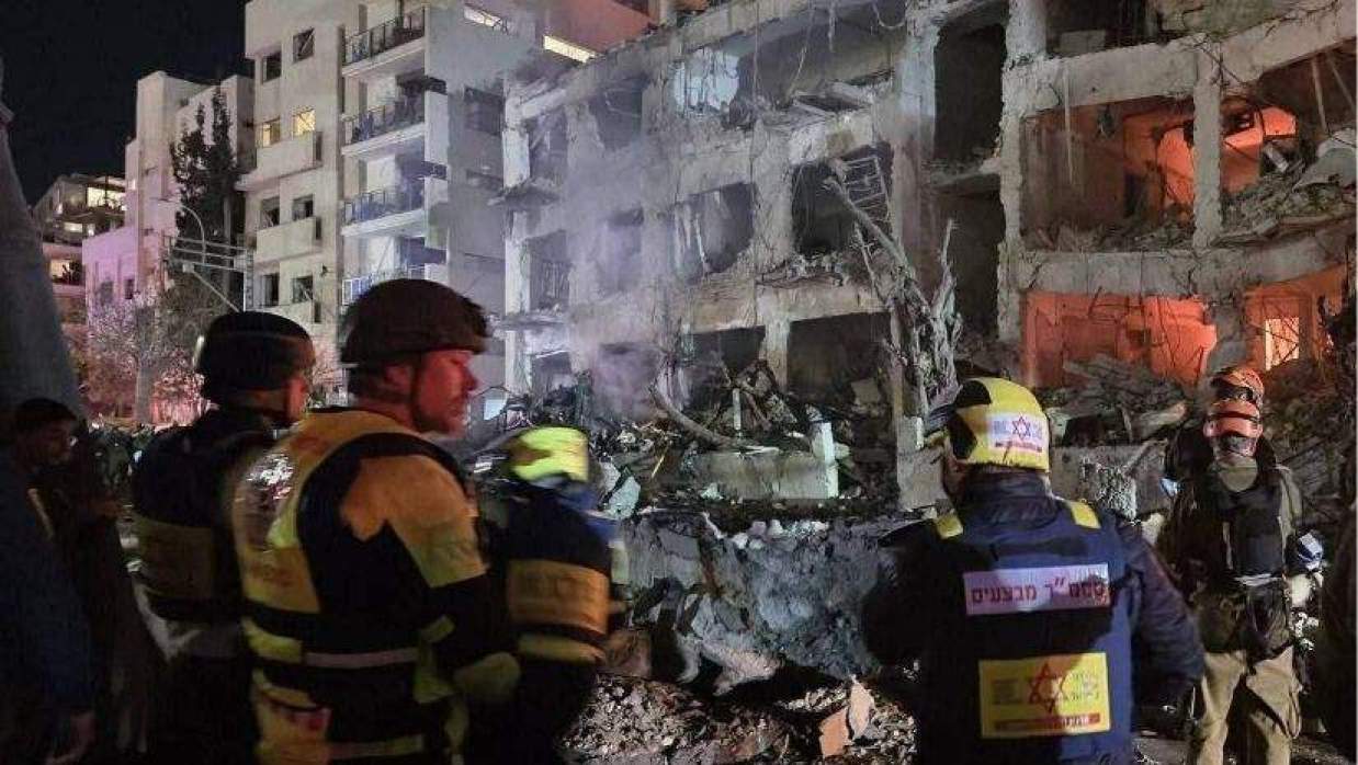 ইরানের ক্ষেপণাস্ত্র হামলায় ইসরায়েলের বিধ্বস্ত একটি ভবন