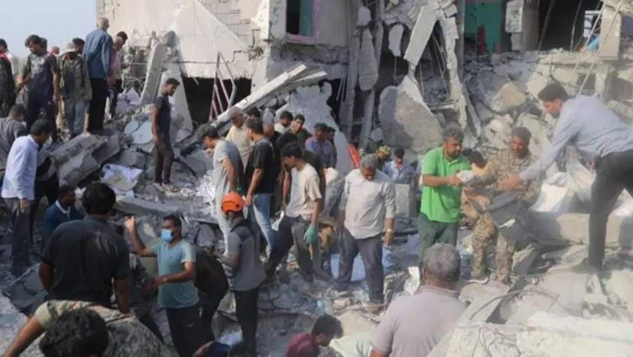 ইরানের দক্ষিণাঞ্চলের একটি স্কুলে ইসরায়েল-যুক্তরাষ্ট্রের ক্ষেপণাস্ত্র হামলার পর উদ্ধার অভিযান