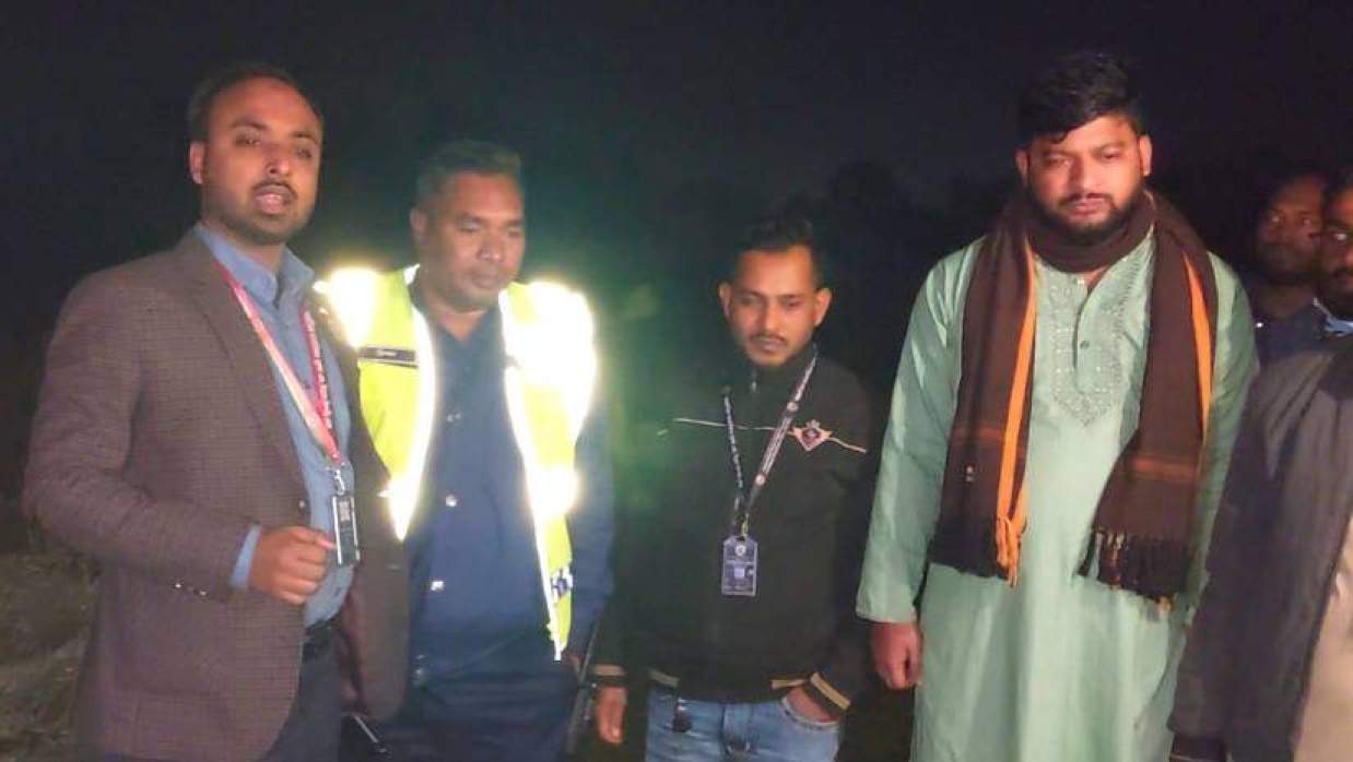 ঘটনাস্থল ঘুরে দেখছেন আন্তর্জাতিক মানবাধিকার সুরক্ষা এবং বিরোধ নিষ্পত্তি কেন্দ্রের নেতারা। শনিবার রাতে পাবনার ঈশ্বরদী উপজেলার ভবানীপুর উত্তরপাড়া গ্রামে