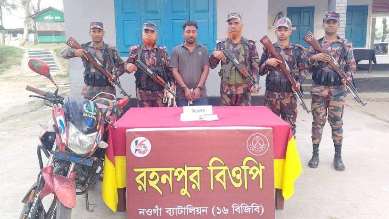 চাঁপাইনবাবগঞ্জ সীমান্তে হিরোইনসহ যুবক আটক