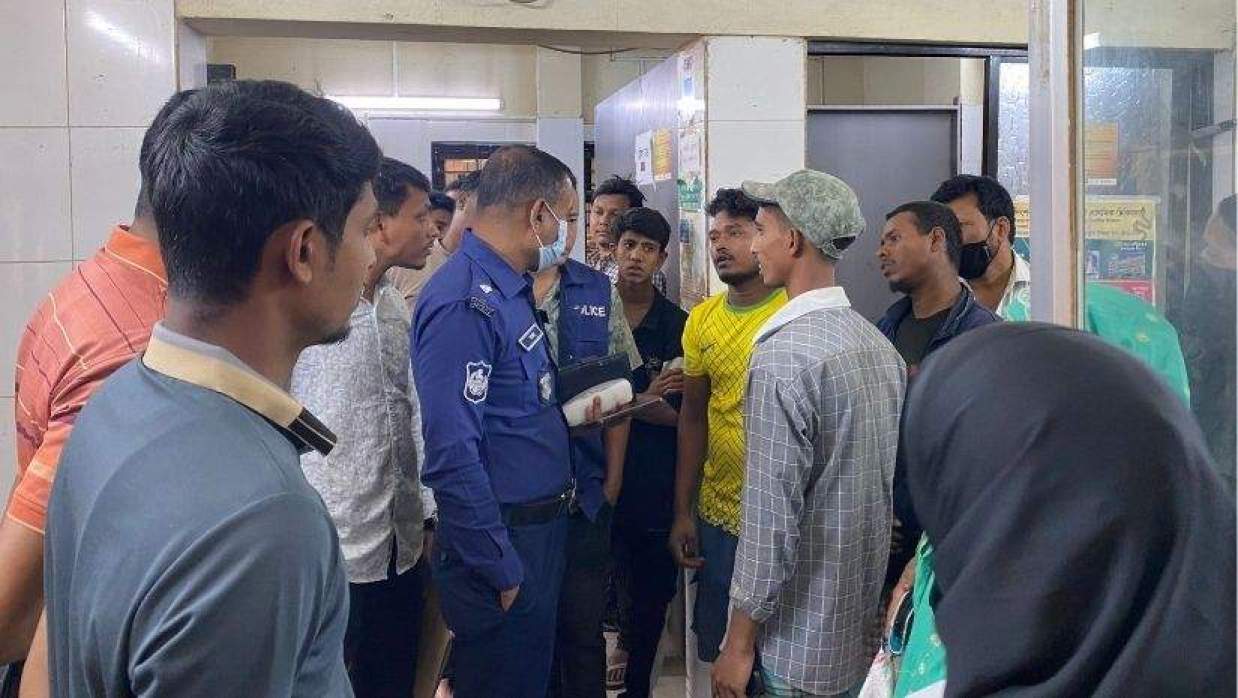 নির্মাণাধীন ভবনের রেলিং ভেঙে প্রাণ গেল দুই শ্রমিকের