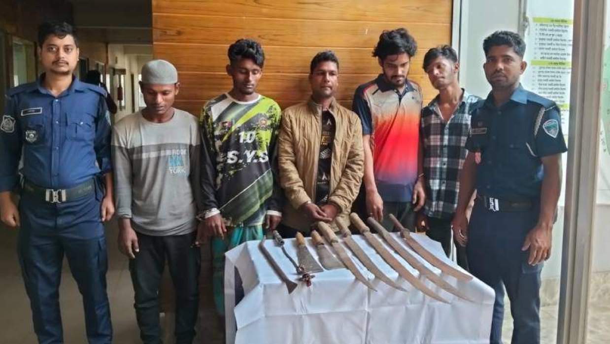 আনোয়ারায় ডাকাতির প্রস্তুতিকালে পাঁচজন গ্রেপ্তার