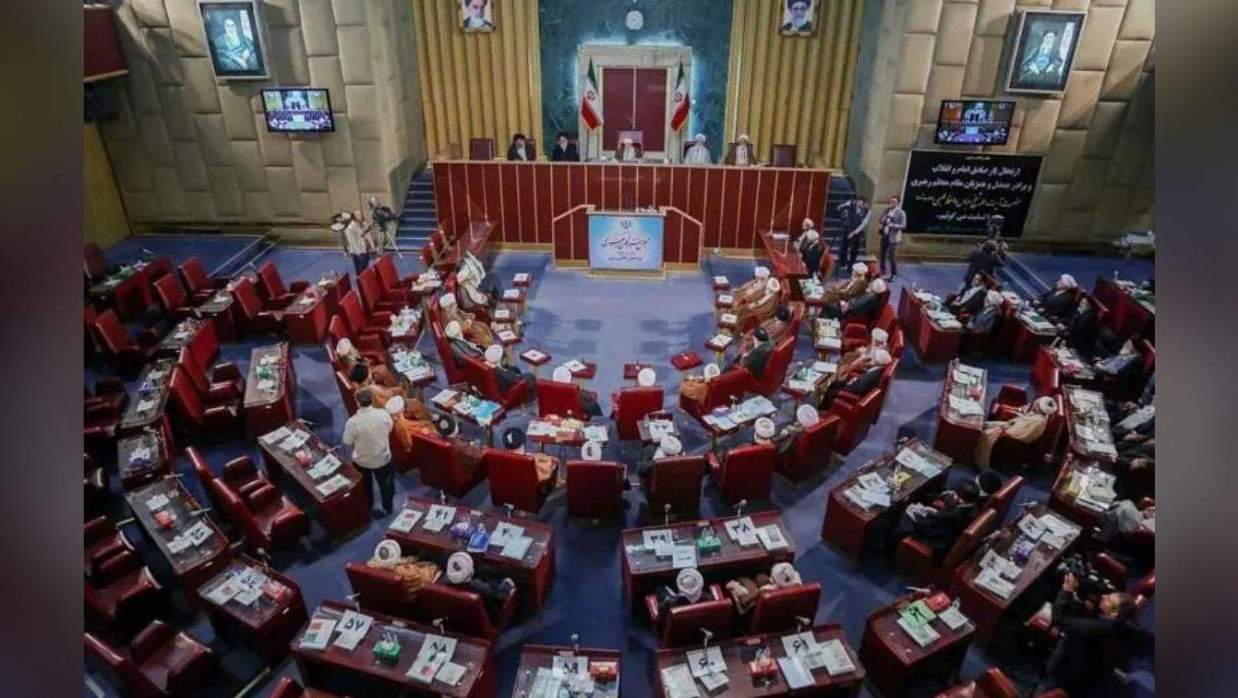 ইরানের সর্বোচ্চ নেতার ক্ষমতা কতটা, কীভাবে নির্বাচিত হয়?