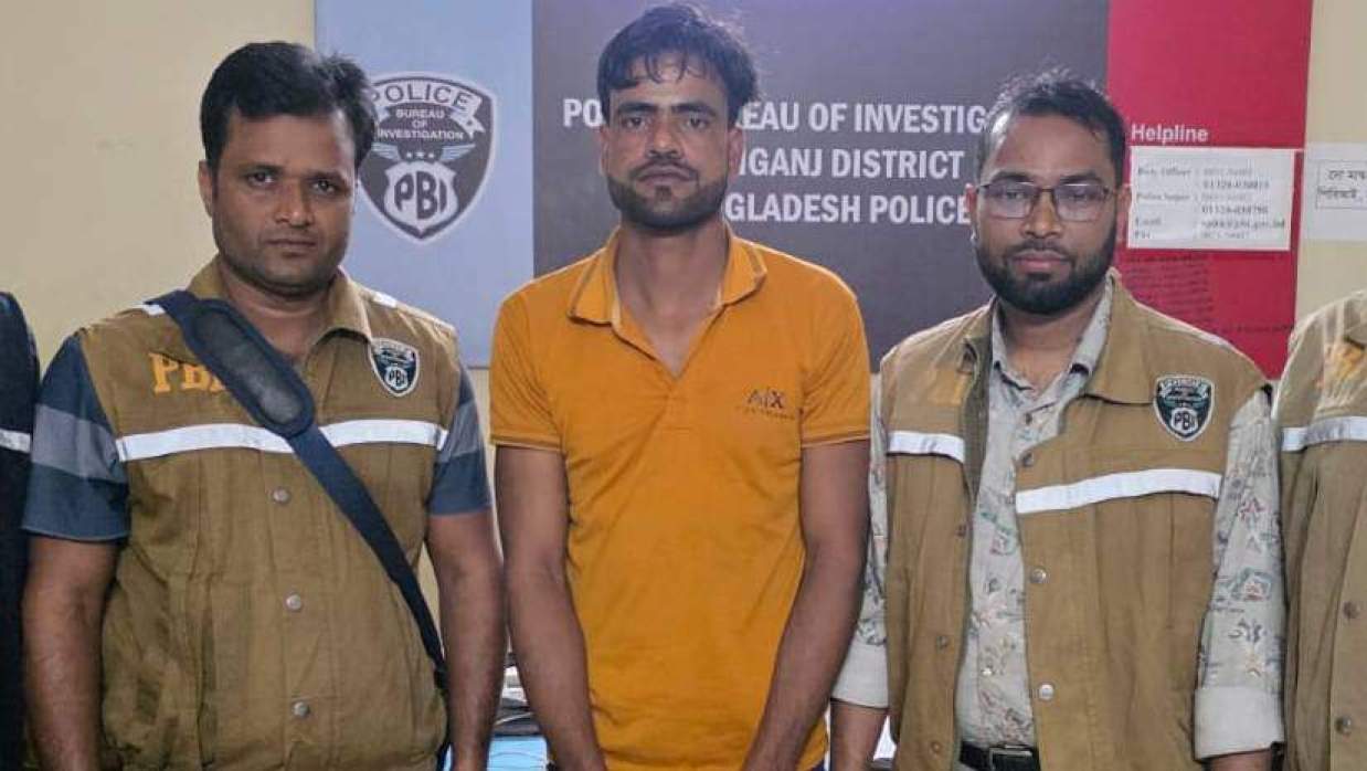 গ্রেপ্তার মো. ফজল মিয়া (মাঝখানে)