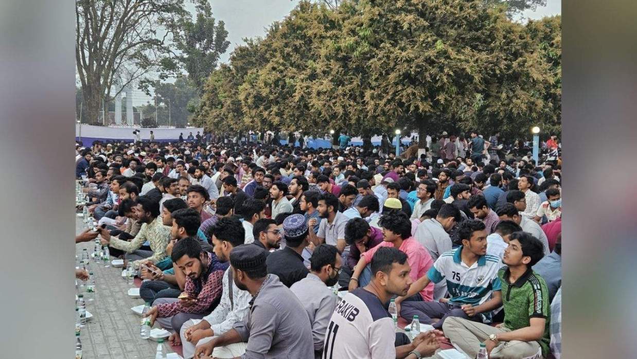 প্রথমবারের মতো রাকসুর উদ্যোগে প্রায় ১৮ হাজার শিক্ষার্থীর অংশগ্রহণে গণইফতার