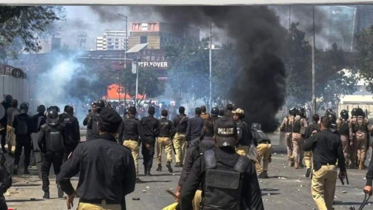 পাকিস্তানের করাচি ও গিলগিটে প্রো-ইরান বিক্ষোভে নিহত ২২, আহত ১২০