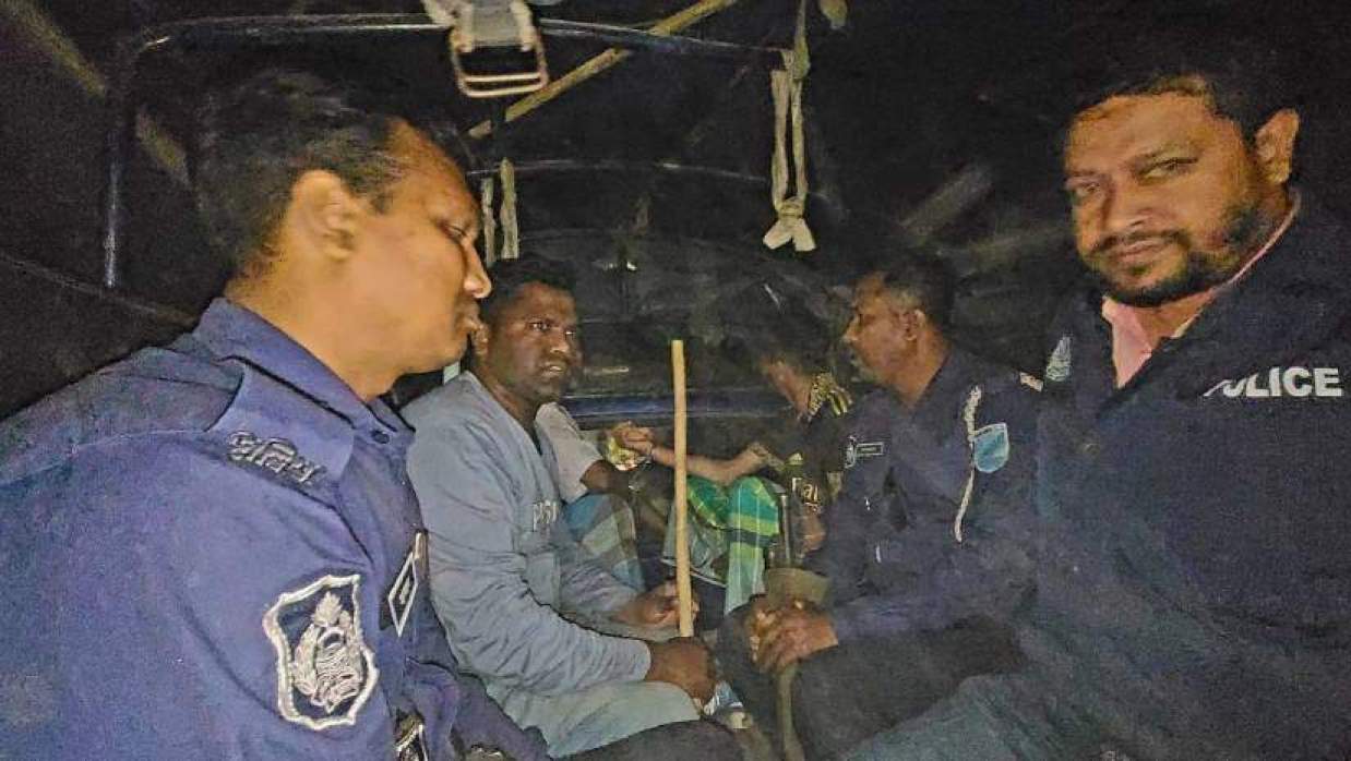 দুজকে গ্রেপ্তার করে নিয়ে যাচ্ছে পুলিশ