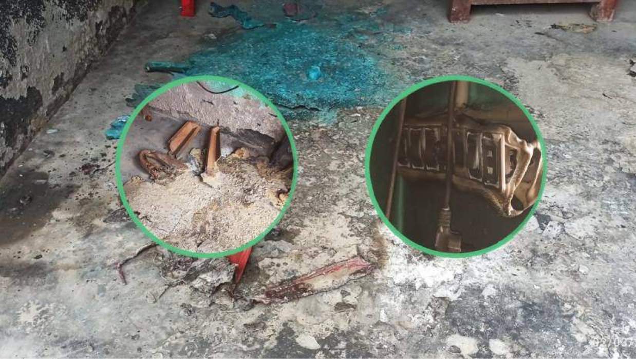 পুড়ে যাওয়া তালা উপজেলার নগরঘাটা ইউনিয়ন বিএনপির কার্যালয়