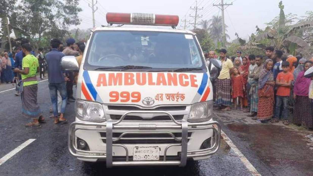 দুর্ঘটনাস্থলে অ্যাম্বুলেন্স ঘিরে স্থানীয় লোকজনের ভিড়