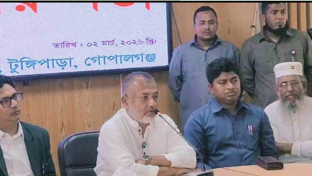 টুঙ্গিপাড়া উপজেলা পরিষদ হলরুমে সরকারি বিভিন্ন দপ্তরের কর্মকর্তাদের সঙ্গে মতবিনিময় সভায় সংসদ সদস্য এস এম জিলানী