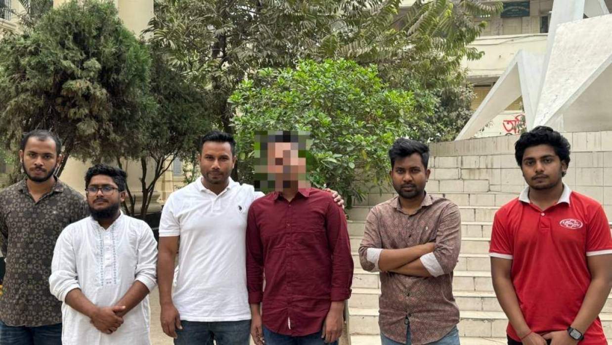 অর্থাভাবে ভর্তি অনিশ্চিত অসচ্ছল শিক্ষার্থীর পাশে জবি ছাত্রদল নেতা শাহরিয়ার