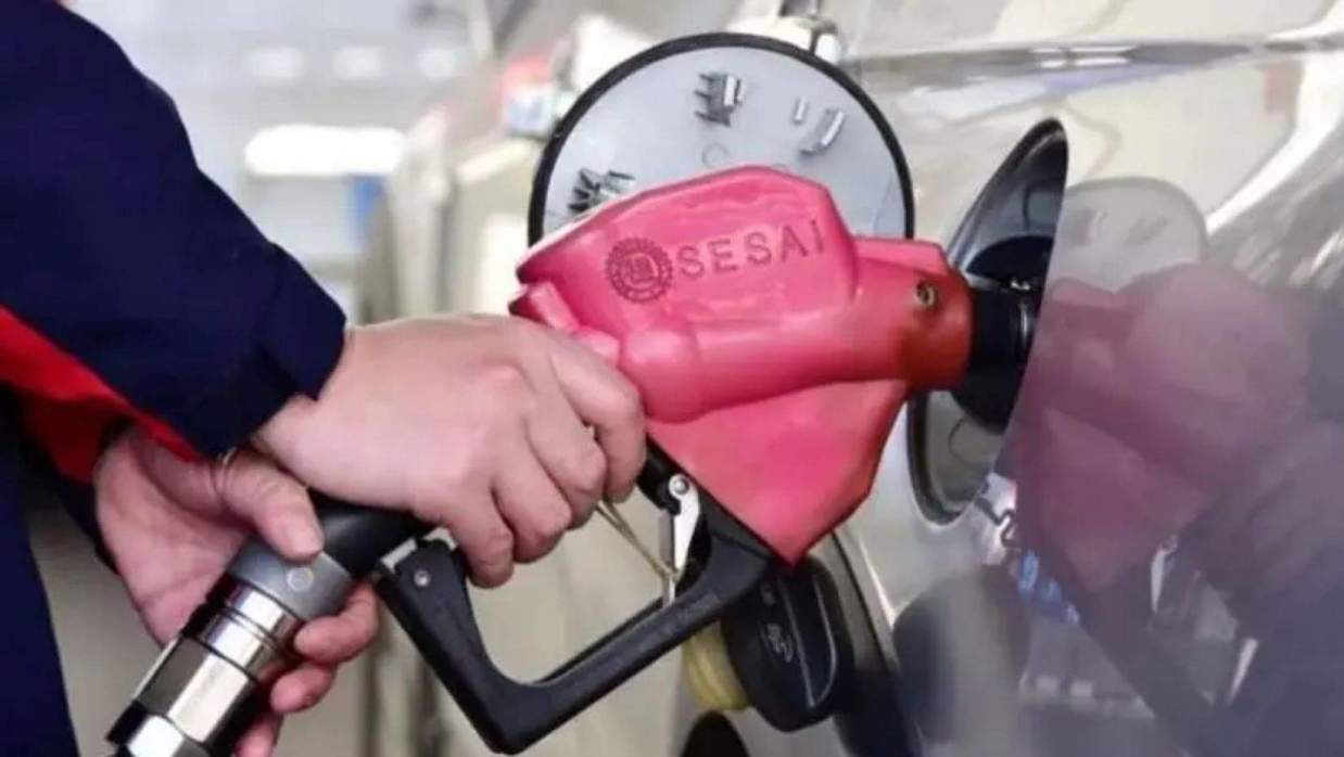 অপরিশোধিত তেলের অন্যতম মানদণ্ড ব্রেন্ট ক্রুডের দাম সোমবার ব্যারেলপ্রতি দশ শতাংশ বেড়ে ৮২ মার্কিন ডলারের ওপরে উঠে গেছে