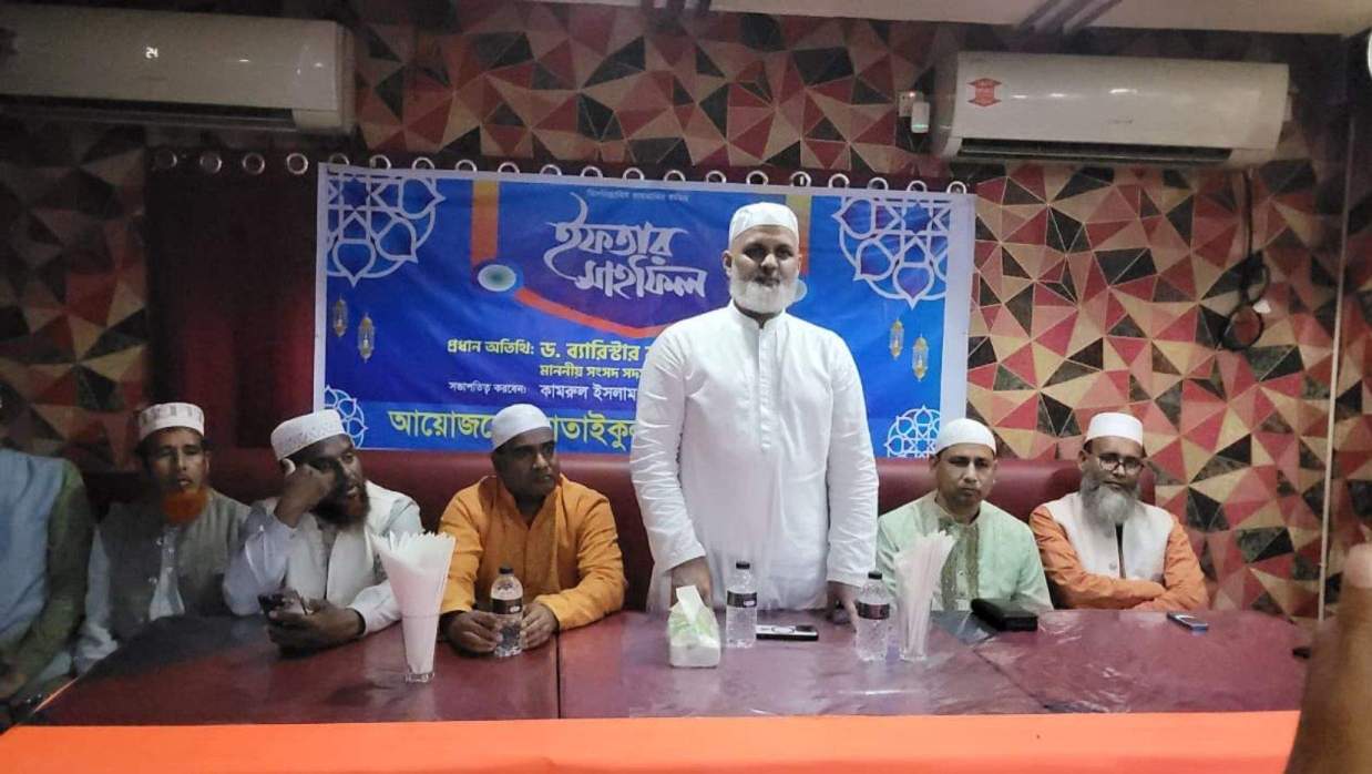 পাবনা-১ আসনের  জাতীয় সংসদ সদস্য ও বিশিষ্ট আইনজীবী ব্যারিস্টার নাজিবুর রহমান  মোমেন