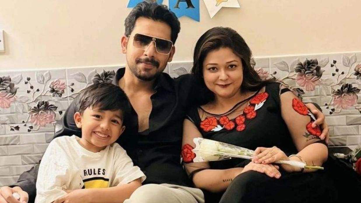 স্ত্রী-সন্তানের সঙ্গে ছোটপর্দার অভিনেতা যাহের আলভী