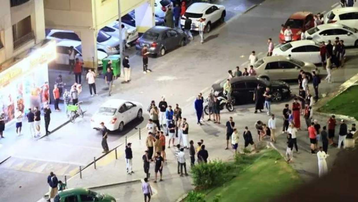 বিস্ফোরণের শব্দ শোনার পর মানুষ রাস্তায় নেমে আসে