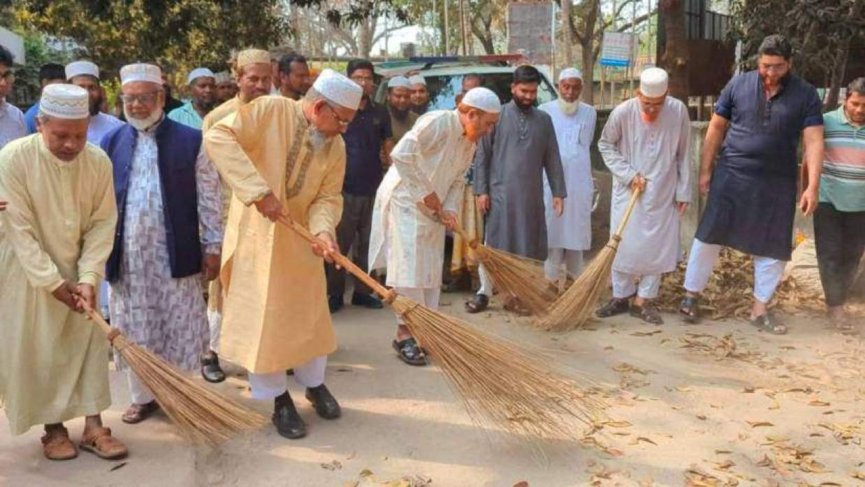 ঝাড়ু দিয়ে পরিচ্ছন্নতা কার্যক্রম উদ্বোধন করেন পাবনা-৩ আসনের সংসদ সদস্য মাওলানা আলী আছগার। সোমবার দুপুরে পাবনার ফরিদপুর উপজেলা স্বাস্থ্য কমপ্লেক্সে