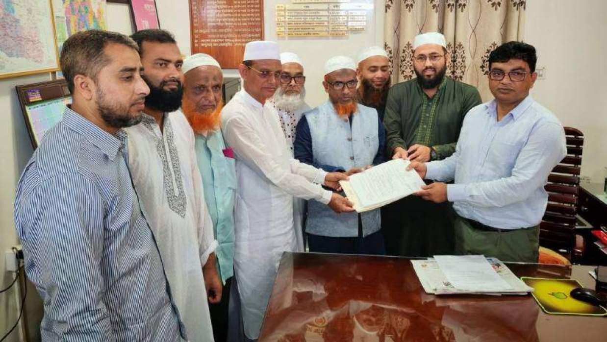 জেলা নির্বাচন কর্মকর্তা ও জেলা রিটার্নিং অফিসার মোহাম্মদ জাহাঙ্গীর হোসেনের কাছে জামায়াতের প্রার্থী মাসুদুর রহমান মনোনয়নপত্র জমা দেন