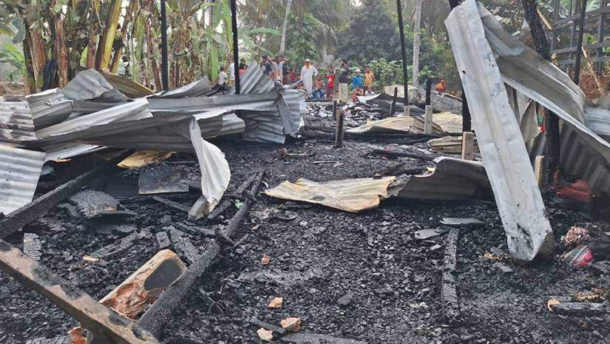 আগুনে পড়ে যাওয়া উনশিয়া তালিমুল কোরআন নুরালি মহিলা মাদ্রাসার ঘর