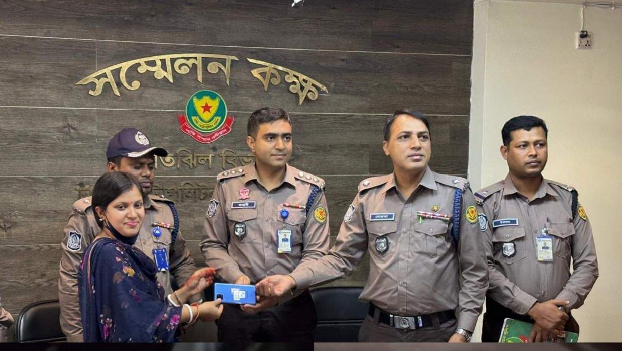 মোবাইল ফোনসেট উদ্ধার করে প্রকৃত মালিকদের বুঝিয়ে দিয়েছে পুলিশ
