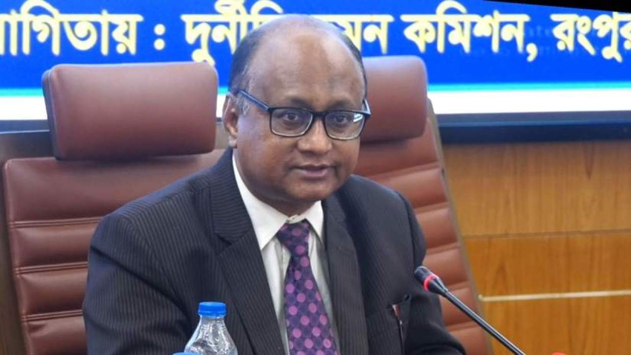 কমিশনারসহ পদত্যাগ করলেন দুদক চেয়ারম্যান