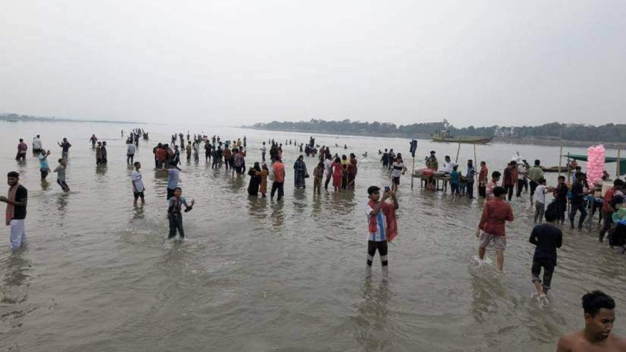 মধুমতির বুকে জেগে ওঠা চর, গোপালগঞ্জে নতুন পর্যটন সম্ভাবনা ‘মিনি কক্সবাজার’