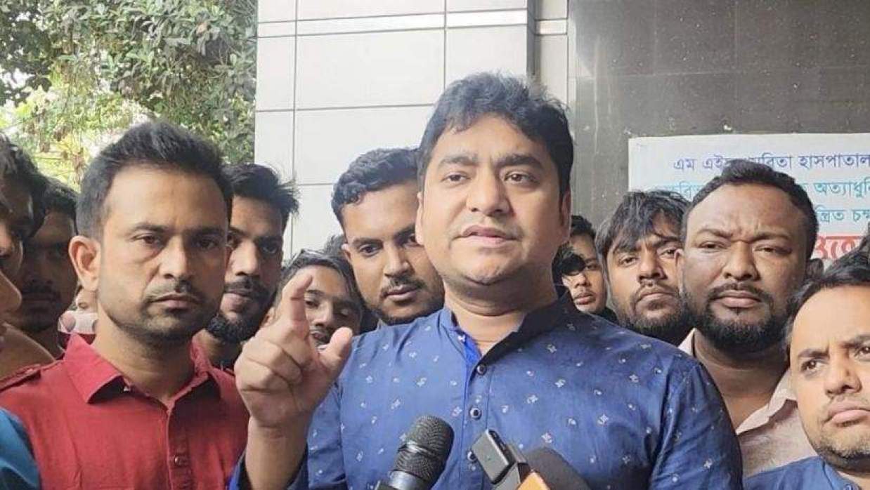 আহত নেতাকর্মীদের দেখতে গিয়ে সাংবাদিকদের সঙ্গে কথা বলছেন নাছির উদ্দীন নাছির