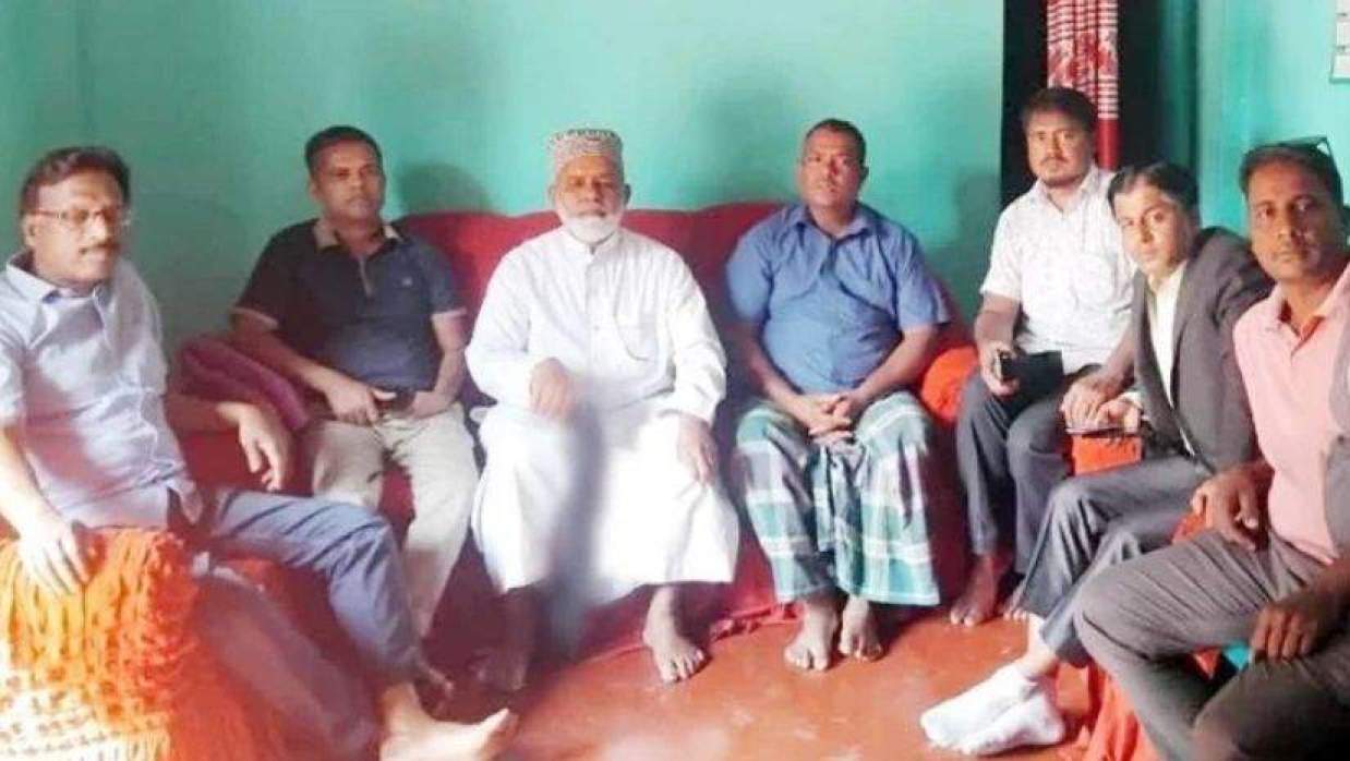 কর্মীকে দেখতে গিয়ে হাতে শটগান নিয়ে ছবি তুলেন বিএনপি নেতা আবু তাহের