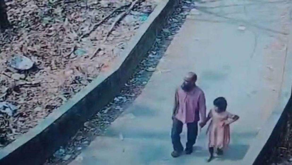 ইকোপার্কে হেঁটে যাচ্ছ শিশু ইরা