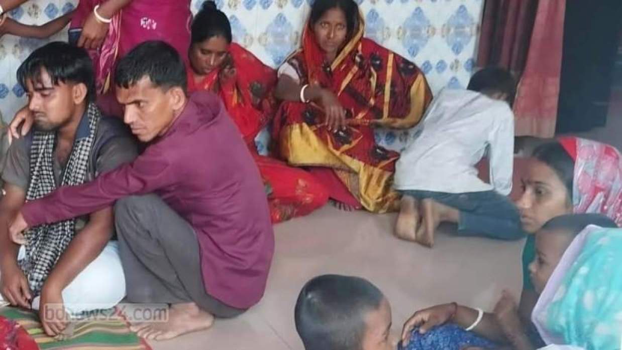 মায়ের মৃত্যুতে বাড়িতে আজাহারি 